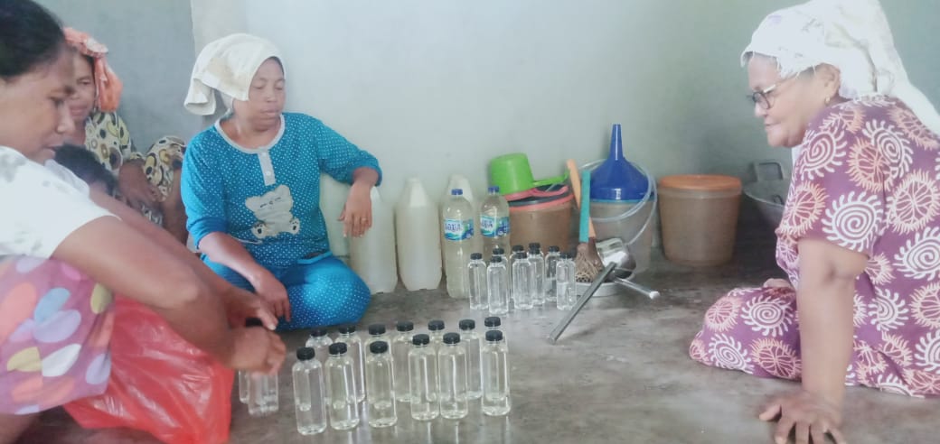 Minyak kelapa murni atau virgin coconut oil bikinan warga. Foto: Mahmud Ichi/ Mongabay Indonesia