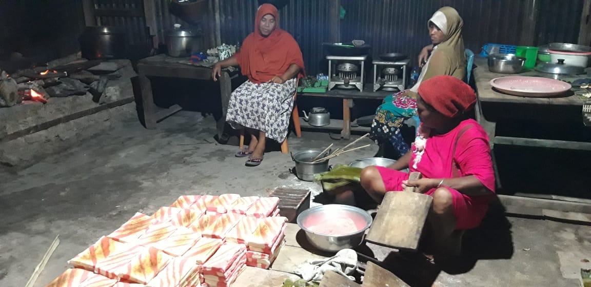 Para perempuan yang membuat pangan lokal dari bahan-bahan di kampung sendiri. Foto: Mahmud Ichi/ Mongabay Indonesia