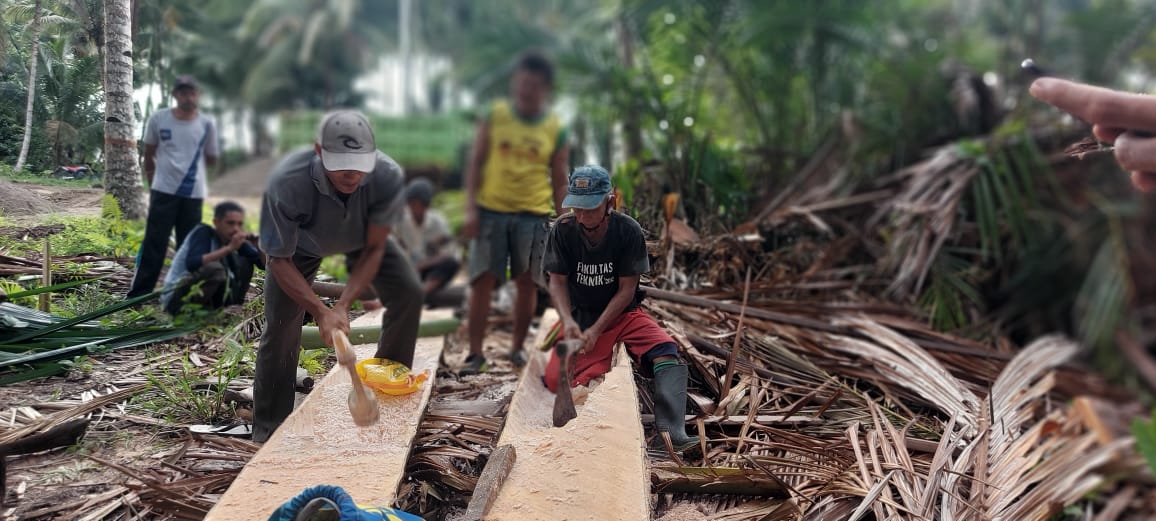 Proses pembuatan tepung sagu. Foto: Mahmud Ichi/ Mongabay Indonesia