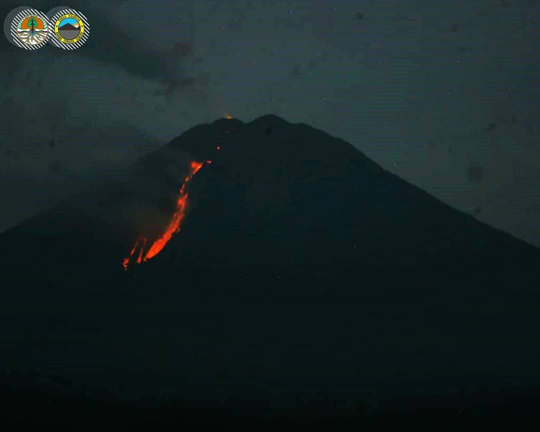 Guguran lava pijar dari kawah Jonggring Saloka, Gunung Semeru. Foto : BBTNBTS
