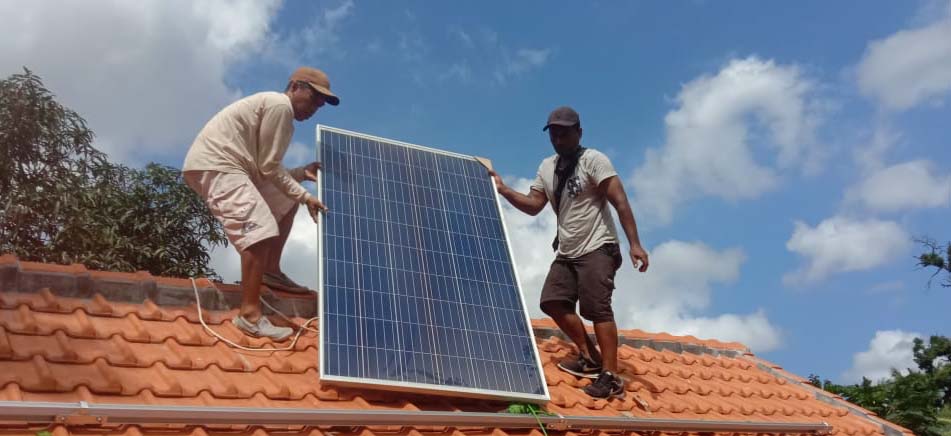 Dua orang tengah pasang instalasi PV di LeBaoh. Foto: dokumen Gung Kayon