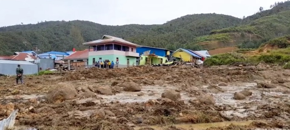 Warga warga di Eranotali, yang rusak kena terjang banjir bandang. Foto: Asrida Elisabeth/ Mongabay Indonesia