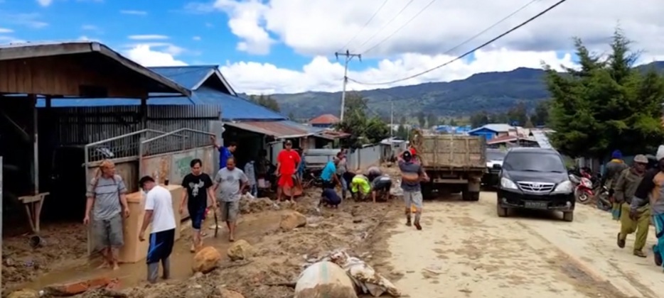 Warga bergotong royong bersihkan kotoran pasca banjir. Foto: Asrida Elisabeth/ Mongabay Indonesia  