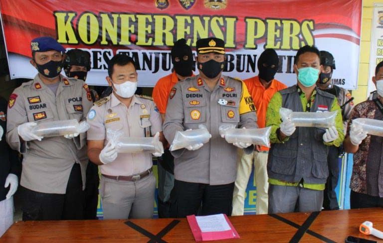 Jajaran Polres Tanjung Jawabung Timur, jumpa media bicara soal penyitaan benuh. Foto: Polres Tanjung Jabung Timur