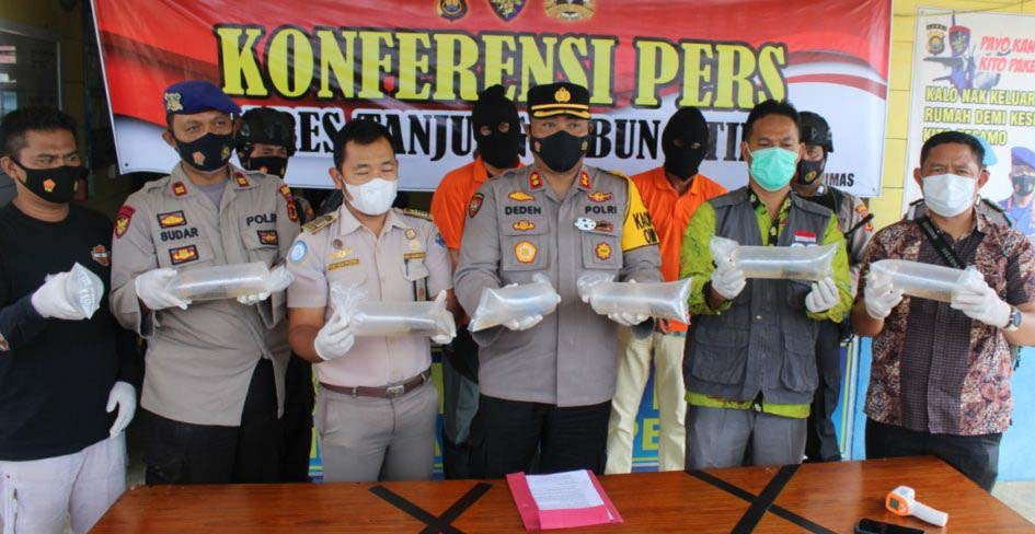 Jajaran Polres Tanjung Jawabung Timur, jumpa media bicara soal penyitaan benuh. Foto: Polres Tanjung Jabung Timur