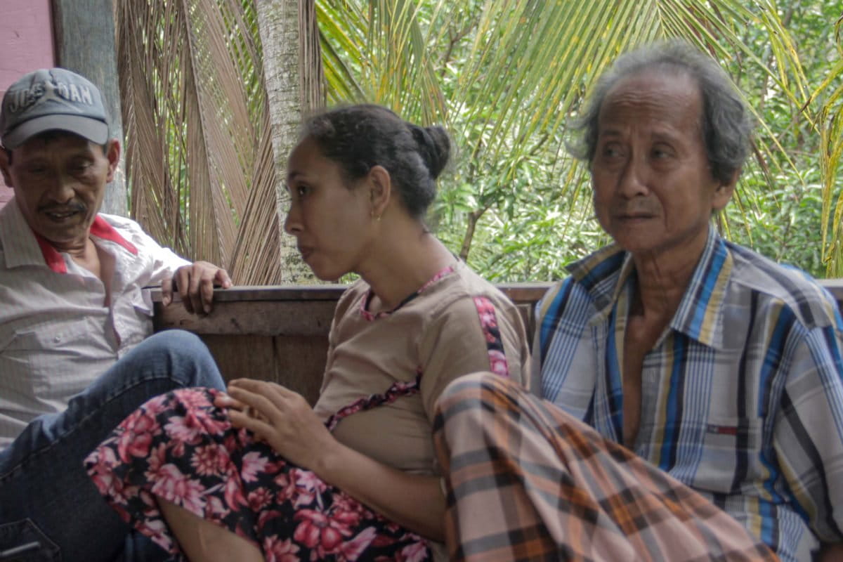 Seorang kakek 75 tahun, Natu bin Takka, yang sejak lahir tinggal di Ale Sewo, Kabupaten Soppeng, Sulawesi Selatan, bersama anak dan ipar, kena vonis tiga bulan penjara. Mereka terjerat UU P3H gara-gara menebang pohon untuk bikin rumah di kebun mereka sendiri, yang belakangan negara memasukkan dalam status hutan lindung. Catatan Akhir 2020, LBH Makassar menuliskan, kalau penangkapan petani di kawasan hutan, sebagai upaya kriminalisasi petani tradisional di dalam atau sekitar kawasan hutan masih terus berlangsung. Kehutanan dengan klaim hutan mengabaikan keberadaan masyarakat yang bermukim turun temurun. Rizki Anggriana Arimbi dari Konsorsium Pembaruan Agraria Sulawesi Selatan mengatakan, kriminalisasi petani tradisional seperti vonis majelis hakim terhadap Natu, anak dan iparnya ini membuktikan agenda reforma agraria Presiden Joko Widodo yang digembar gemborkan sejak periode pertama tak berjalan. Catatan KPA Sulsel, rentetan peristiwa kriminalisasi petani tradisional sejak 2017 hingga kasus petani Soppeng, yang terjerat UUP3H ada 13 orang. Secara keseluruhan, petani dikriminalisasi karena klaim kawasan hutan dalam lima tahun terakhir sekitar 23 orang.