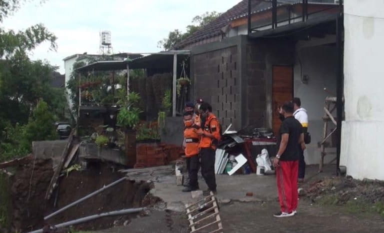 SAR tengah melakukan pencarian jenazah Roland Sumarno di lokasi longsoran depan rumah korban. Foto: Eko Widianto/Mongabay Indonesia