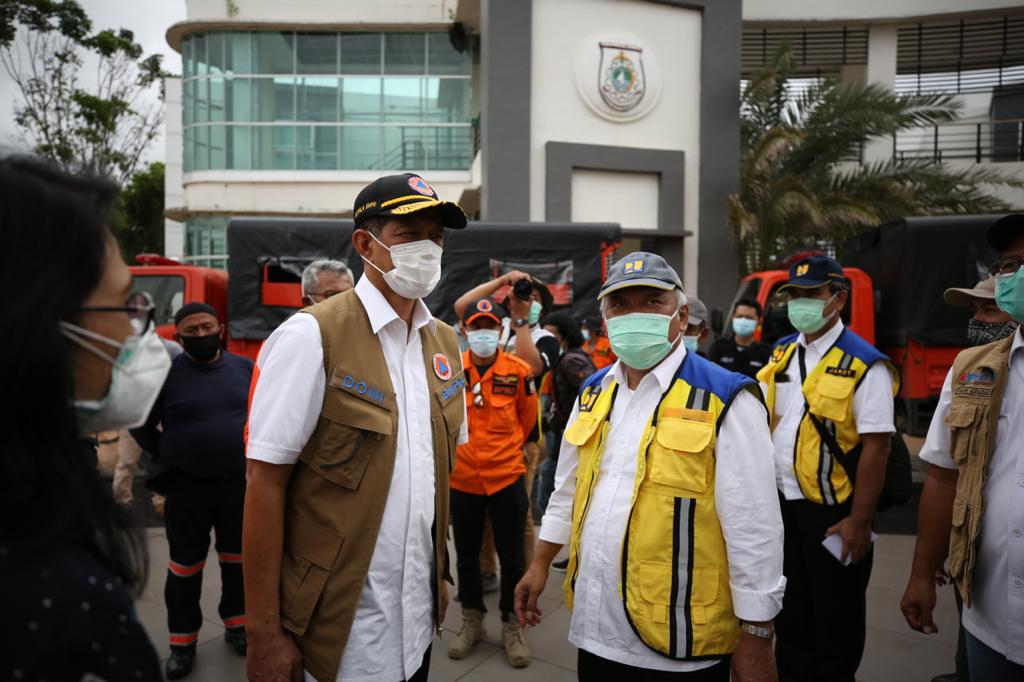 Doni Monardo, Kepala BNPB, saat peninjauan lokasi terdampak gempabumi Sulbar bersama Menteri Pekerjaan Umum dan Perumahan Rakyat (PUPR) Basuki Hadimuldjono serta Kepala Badan Meteorologi Klimatologi dan Geofisika (BMKG) Dwikorita Karnawati, Mamuju, Sulbar, Minggu (17/1/21). Foto: BNPB
