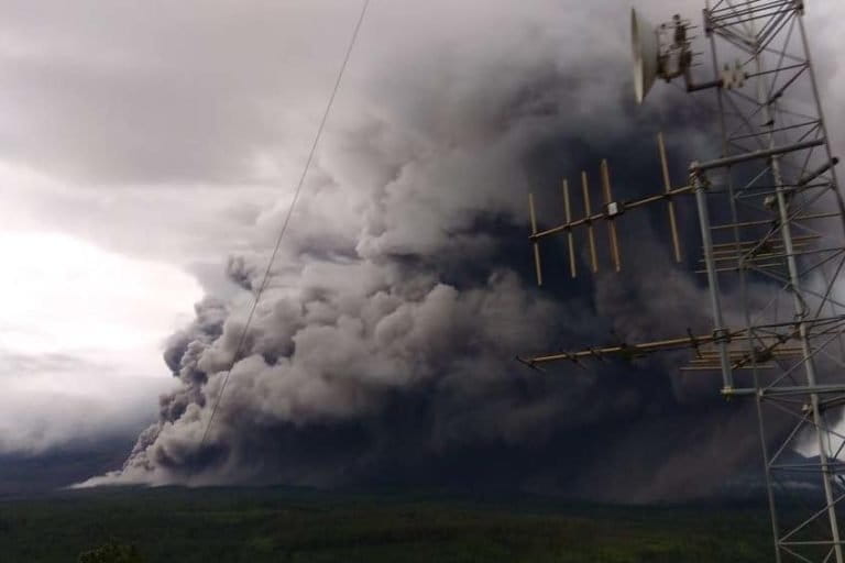 Guguran awan panas terpantau dari permukiman di kaki Gunung Semeru. Foto : Facebook Tariqul Haq).