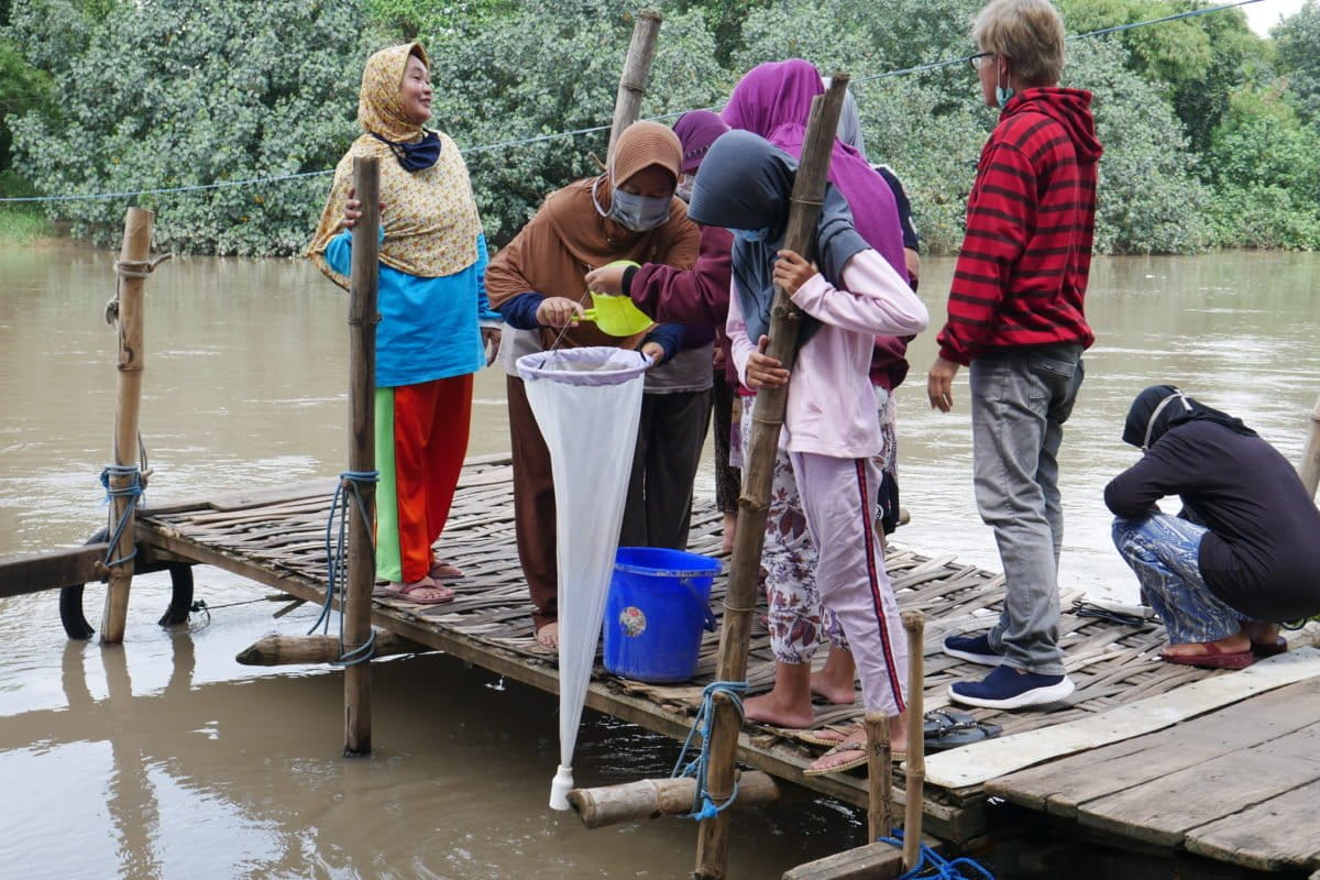 Proses pengambilan sampel. Foto: Ecoton
