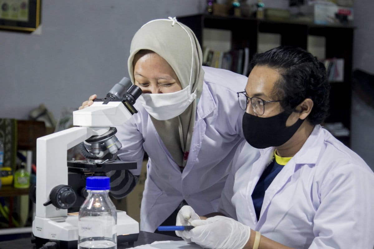 Meneliti kandungan mikroplastik dari sampel air di Sungai Bengawan Solo dan Brantas. Foto: Ecoton