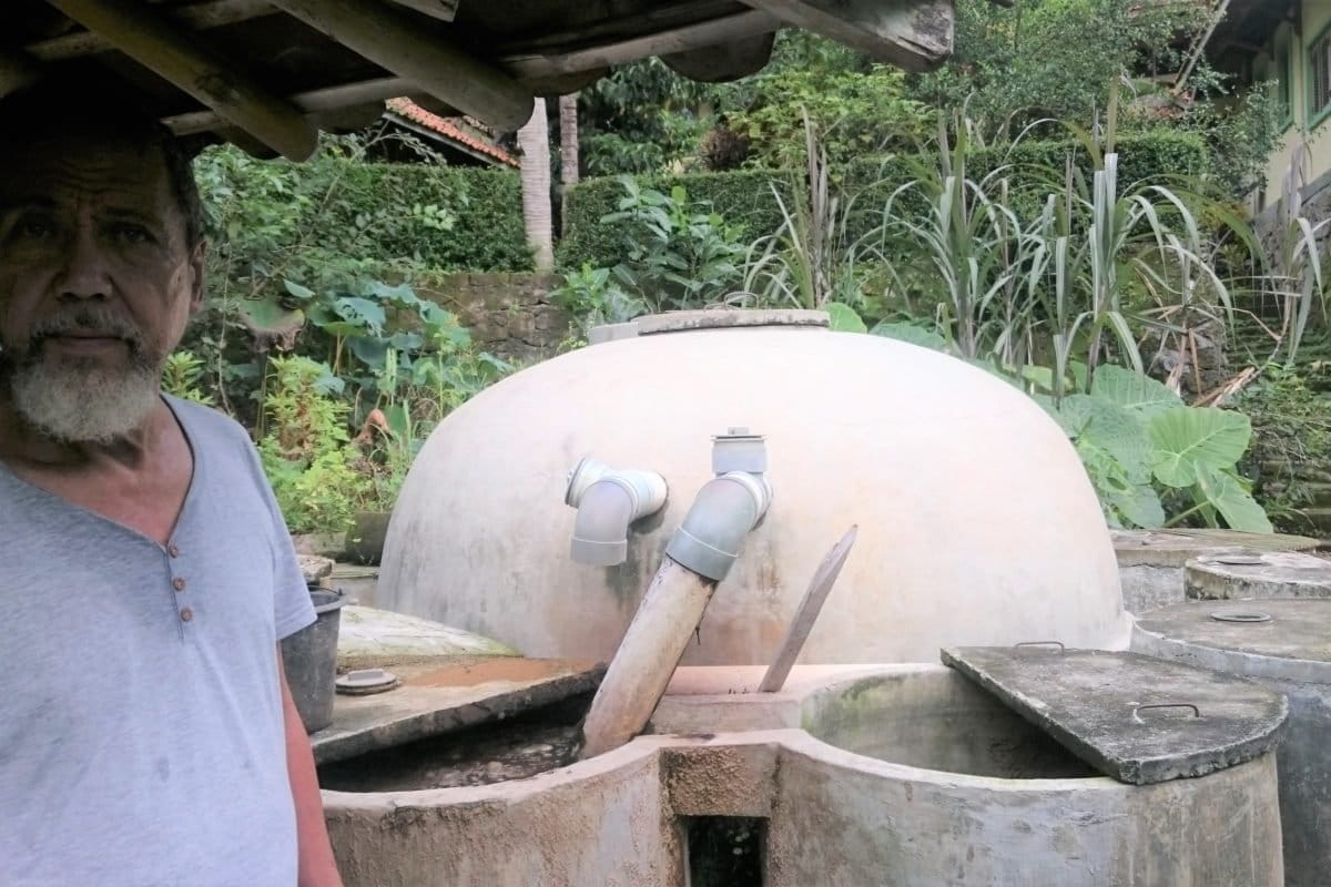 Iskandar Waworuntu dan biodigester untuk mengubah kotoran ternak menjadi biogas. Foto: