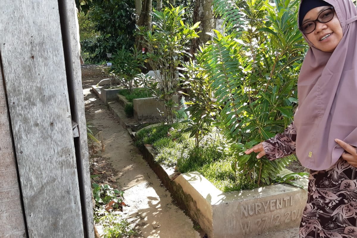 Salah satu komplek kecil pekuburan keluarga di belakang rumah warga. Pemakaman keluarga Ezi, warga Nagari Lubuk Batingkok, ada tujuh dan akan digusur oleh tol beserta rumah dan tempat usahanya.