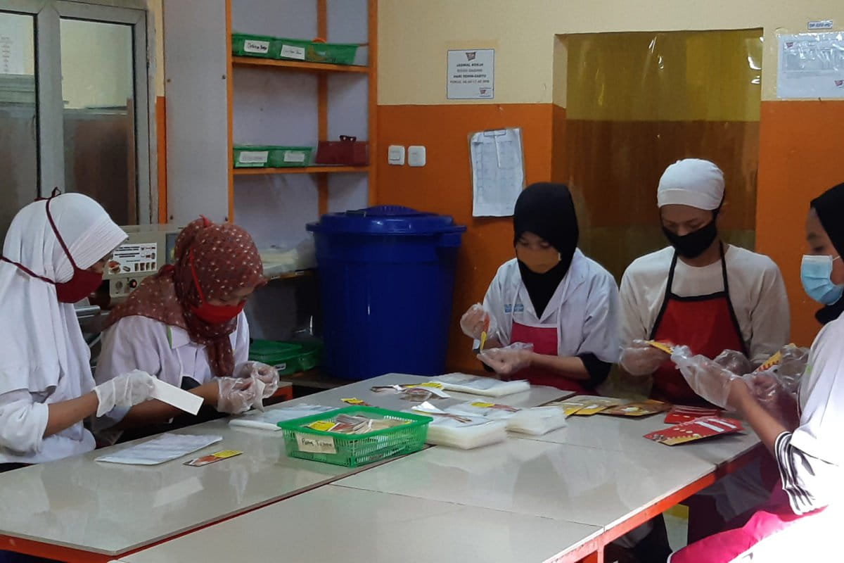 Salah satu UMKM di Nagari Lubuk Batingkok yang mempekerjakan 50 pemuda setempat. UMKM ini masuk jalur tol dan akan hilang jika tol jadi dibangun melewati lokasi mereka. Foto: Jaka HB/Mongabay Indonesia