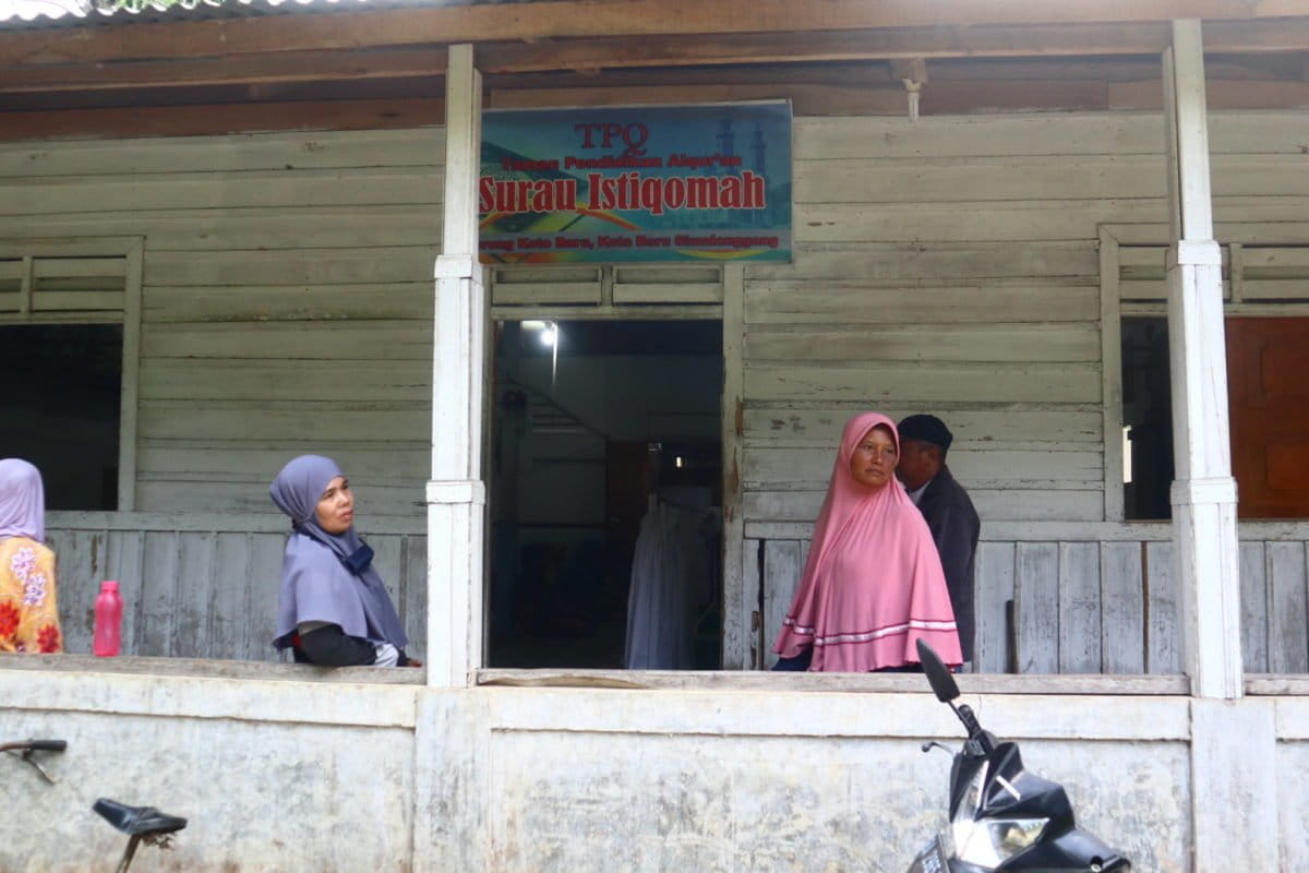 Para perempuan dan laki-laki berkumpul di Surau Istiqomah Nagari Koto Baru Simalanggang untuk membicarakan rencana penolakan tol yang melewati rumah mereka. Surau ini bakal tergusur jika jalur tol yang mereka tolak jadi dibikin. Foto: Jaka HB/ Mongabay Indonesia
