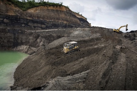 Seorang pekerja sedang mengoperasikan ekskavator di tambang batubara terbuka di Samboja, Kalimantan Timur, Kalimantan, Indonesia. Gambar oleh Kemal Jufri / Greenpeace
