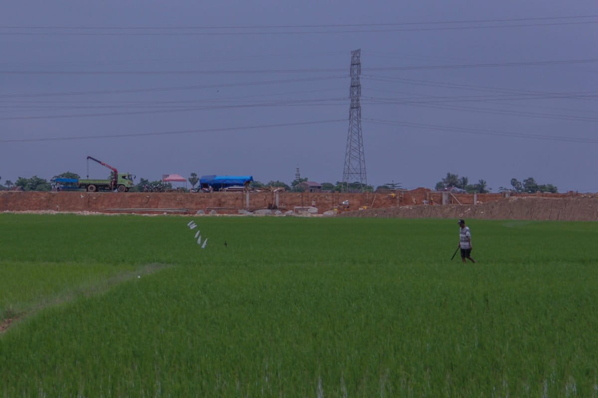 Pembangunan rel kereta api melalui Dusun Rammang-rammang, Desa Salenrang, Kecamatan Bontoa, Maros. Foto: Eko Rusdianto/ Mongabay Indonesia
