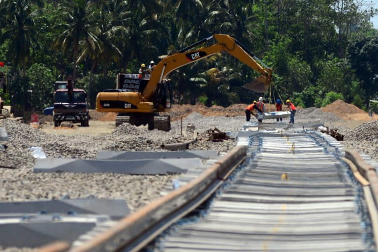 Proses pembangunan rel kereta api di Sulawesi Selatan. Foto: Eko Rusdianto/ Mongabay Indonesia