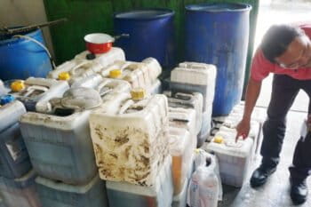 Petugas pengumpul jelantah mengecek kiriman dari rumah tangga dan usaha, lalu disaring sebelum diolah jadi biodiesel. Tiap bulan mengumpulkan rata-rata 10 ribu liter jelantah. Foto : Luh De Suriyani