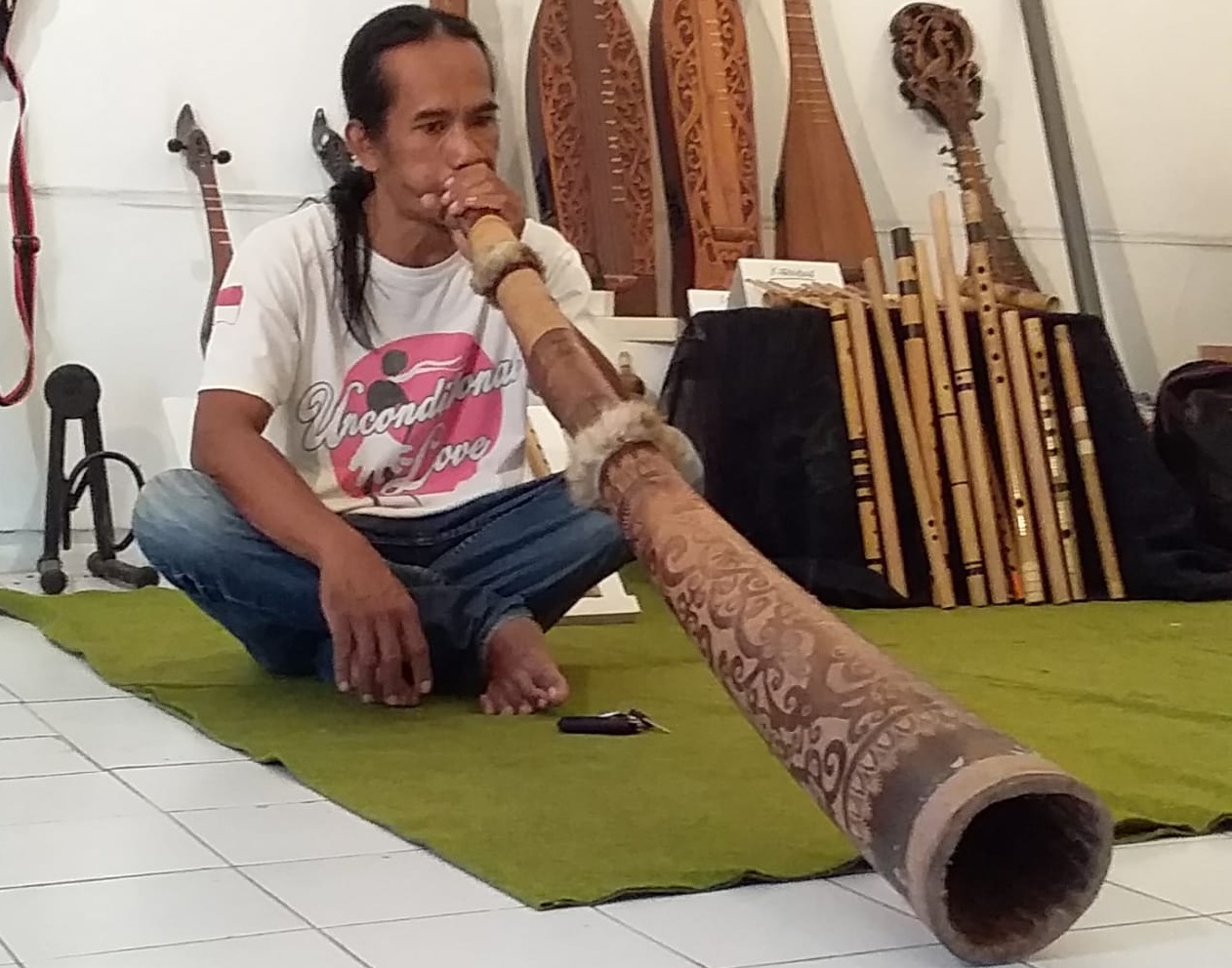 Isa Ansori bermain insrumen didgeridoo, khas Aborigin Australia Foto: Eko Widianto/ Mongabay Indonesia