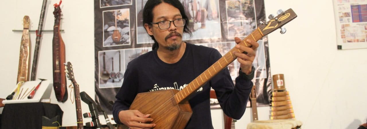 Redy Eko Prastyo salah satu personil Duo Etnicholic memainkan dawai cempluk karya Budi AyinFoto: Eko Widianto/ Mongabay Indonesia