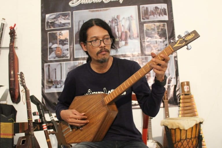 Redy Eko Prastyo salah satu personil Duo Etnicholic memainkan dawai cempluk karya Budi AyinFoto: Eko Widianto/ Mongabay Indonesia