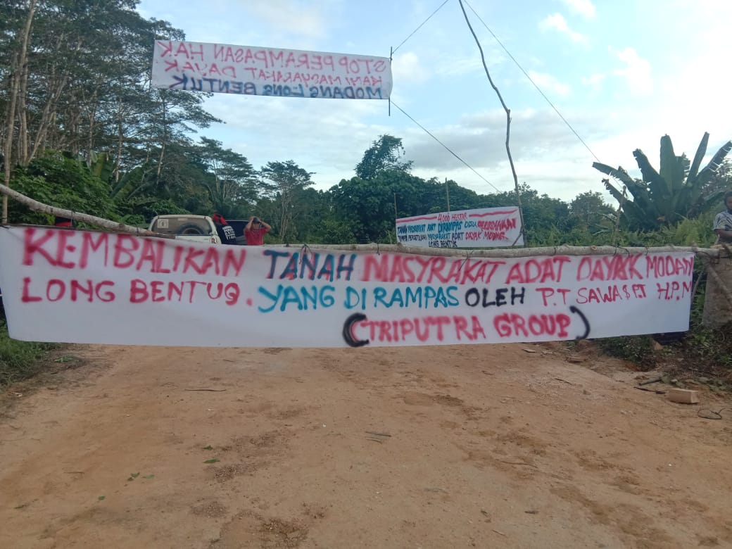 Blokade jalan Desa Long Bentuq , guna membatasi akses perusahaan sawit. Aksi damai ini dilakukan Komunitas Adat Modang Long Wai, sebagai tuntutan pengembalian lahan adat mereka yang berada dalam konsesi. Foto: dokumen Komunitas Adat Modang