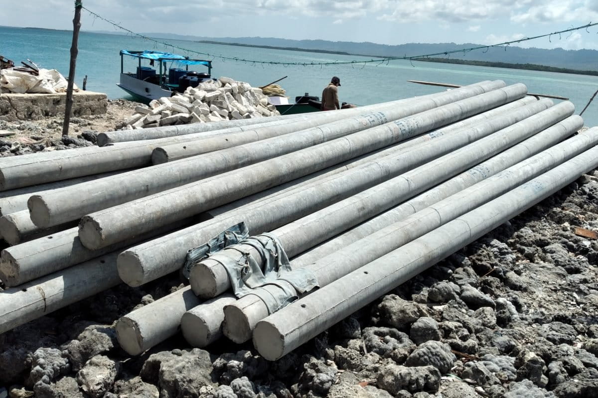 Tiang listrik yang sudah disiapkan. Foto: Moh Tamimi/ Mongabay Indonesia