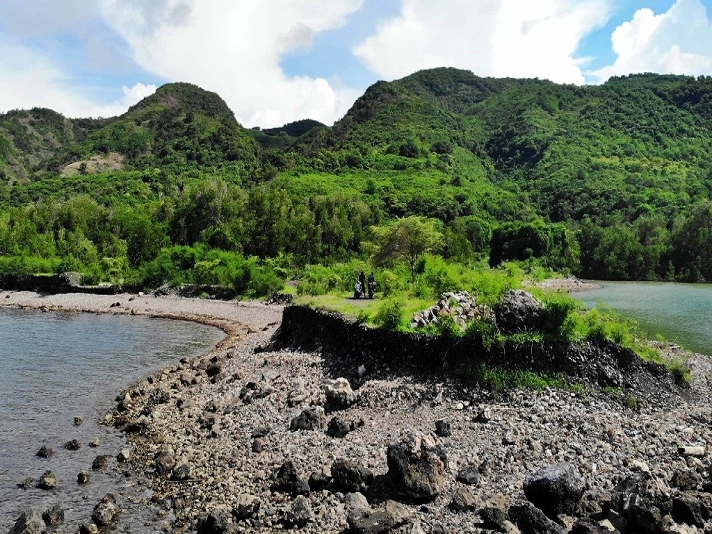 Gunudkan tanah yang menjorok ke laut di bekas dermaga mangan di Kampung Serise, Desa Satar Punda, Kecamatan Lamba Leda, Kabupaten Manggarai Timur,NTT. Foto : Ebed de Rosary/Mongabay Indonesia.