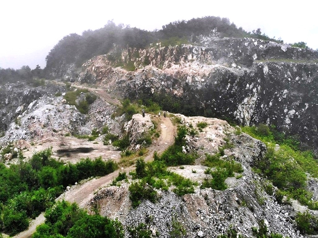 Areal bekas tambang mangan di wilayah Lingko Neni, Kampung Lengko Lolok, Desa Satar Punda, Kabupaten Manggarai Timur,NTT yang masih belum direklamasi. Foto : Ebed de Rosary/Mongabay Indonesia