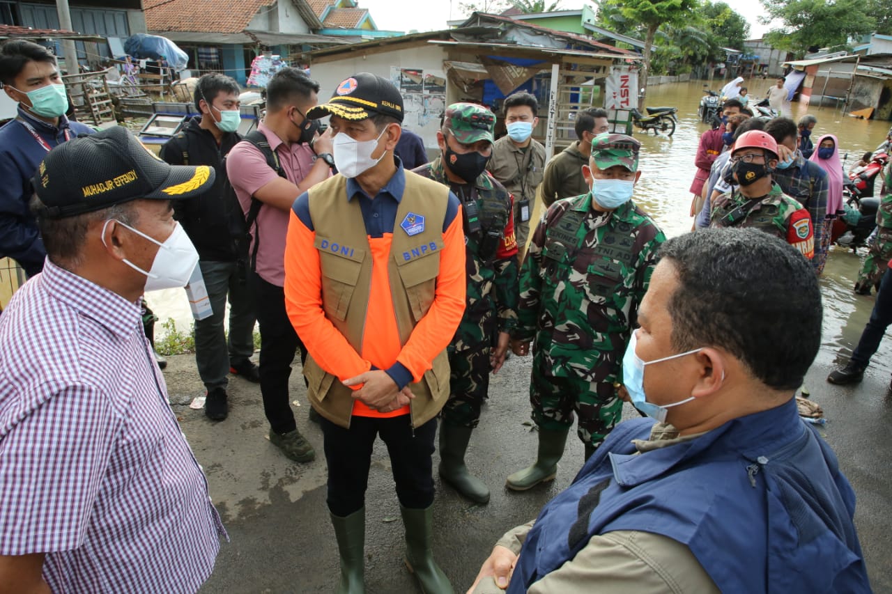 Doni Monardo, Kepala BNPB bersama Menteri PMK Muhadjir Effendy dan Sekretaris Daerah Karawang Acep Jamhuri meninjau lokasi terdampak banjir di Desa Karangligar, Kecamatan Telukjambe, Karawang Barat, Minggu (21/2/21). Foto: BNPB