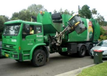 Truk angkut sampah khusus membawa sampah sesuai jenis sampah. (Foto : Sophie Dawson)