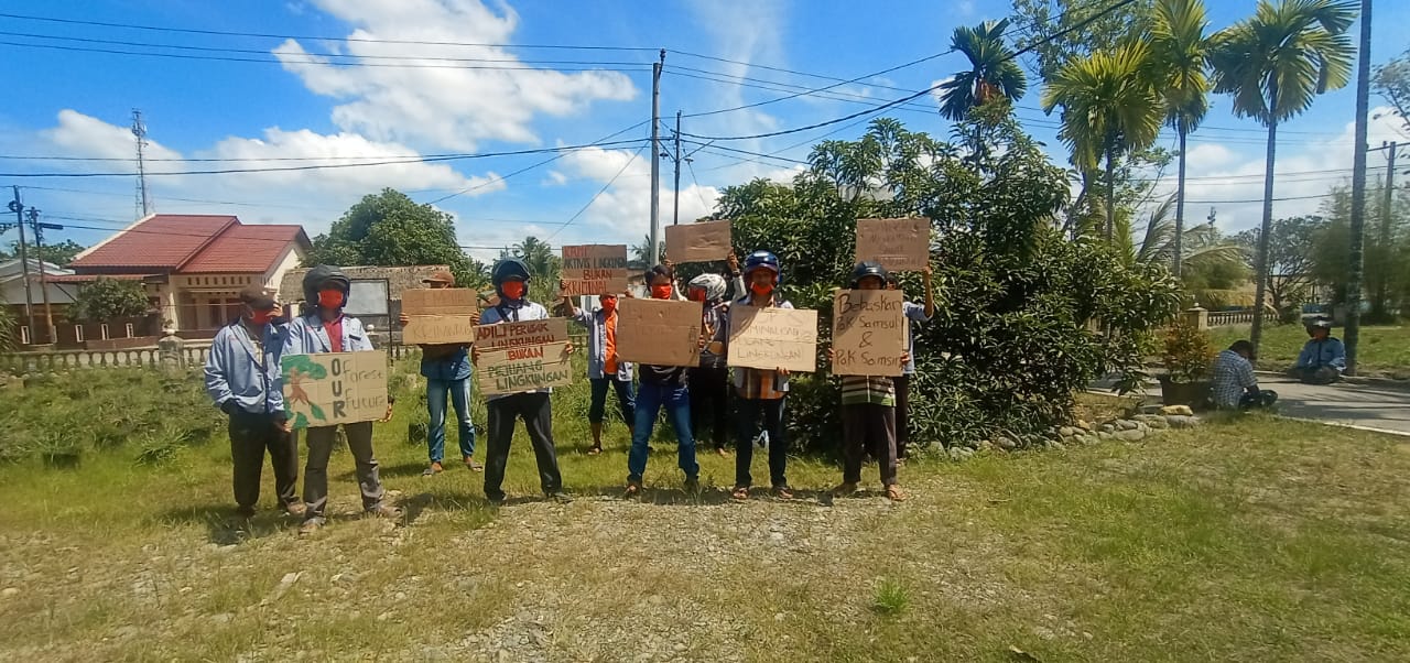 Masyarakat-pesisirlangkat-bersama-dengan-Kelompok-Tani-Nipah-unjuk-rasa-di-Polsek-Tanjung-Pura-mendesak-Samsul-Bahri-dilepaskan-Ayat-S-Karokaro.