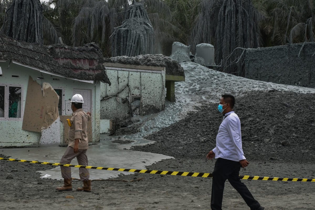 Tim tanggap darurat menangani semburan gas di Ponpes Al Ihsan Boarding School Kampus 2, Pekanbaru, Jumat (5/2/21). Foto: Wahyudi