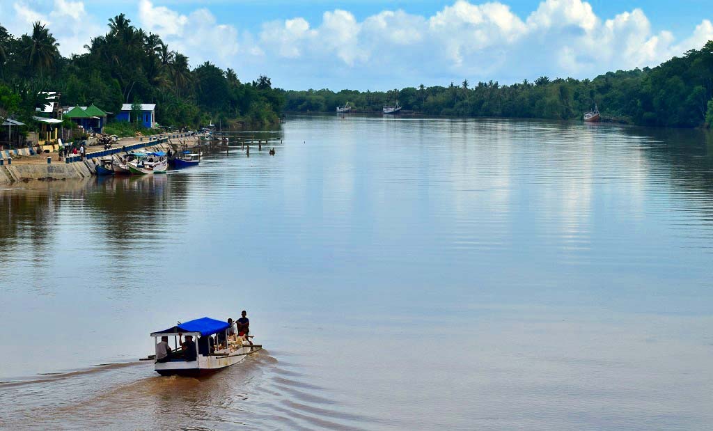 Kali Wae Pesi dengan lebar mencapai sekitar 100 meter dengan yang menjadi pembatas Kota Reo,kabupaten Manggarai Manggarai di sebelah barat dan Desa Satar Punda Barat dan Satar Punda di Manggarai Timur. Foto : Ebed de Rosary/Mongabay Indonesia.