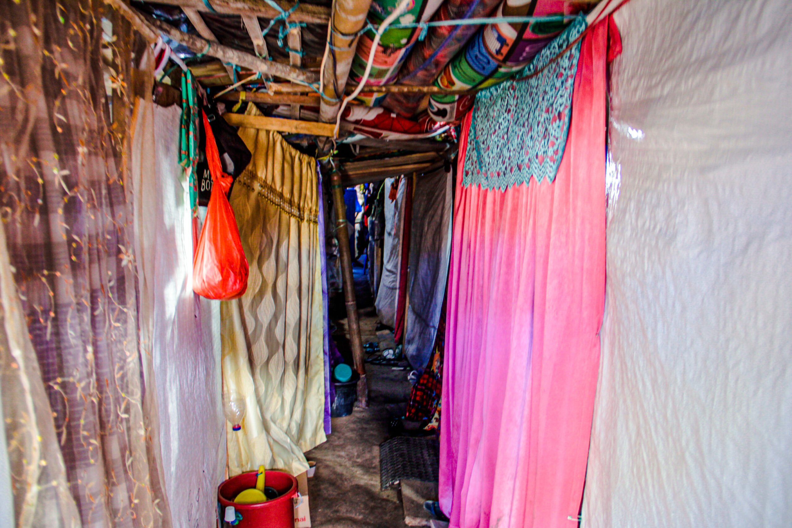 Bilik pengungsian di kebun sawit di Radda. Foto: Eko Rusdianto/ Mongabay Indonesia