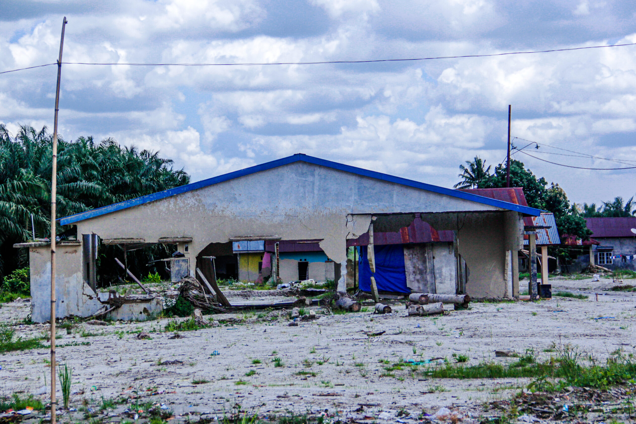 Bangunan yang terbengkalai pasca banjir bandang dan longsor Masamba. Foto: Eko Rusdianto/ Mongabay Indonesia