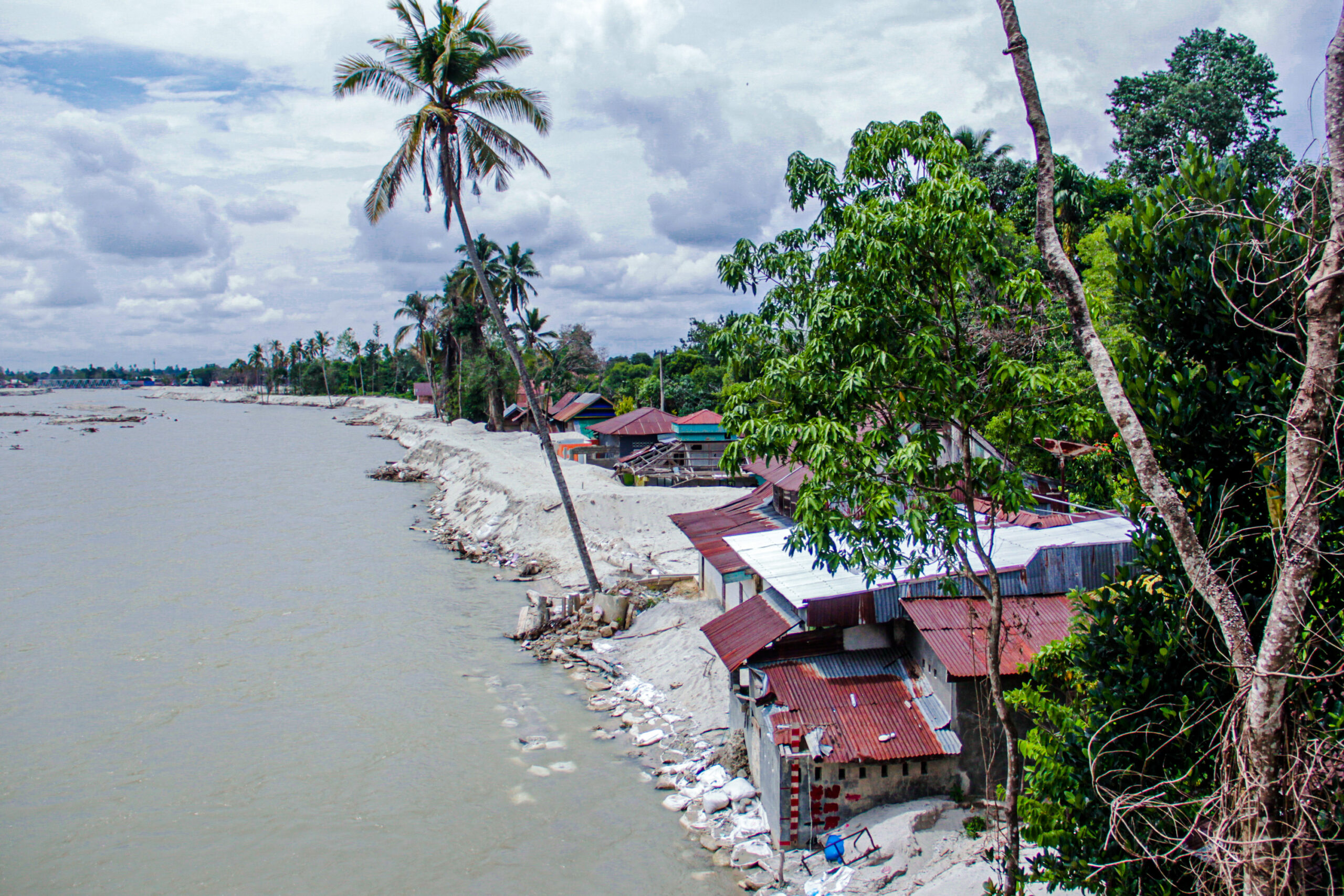 Pemukiman di tepian Sungai Masamba. Foto: Eko Rusdianto/ Mongabay Indonesia