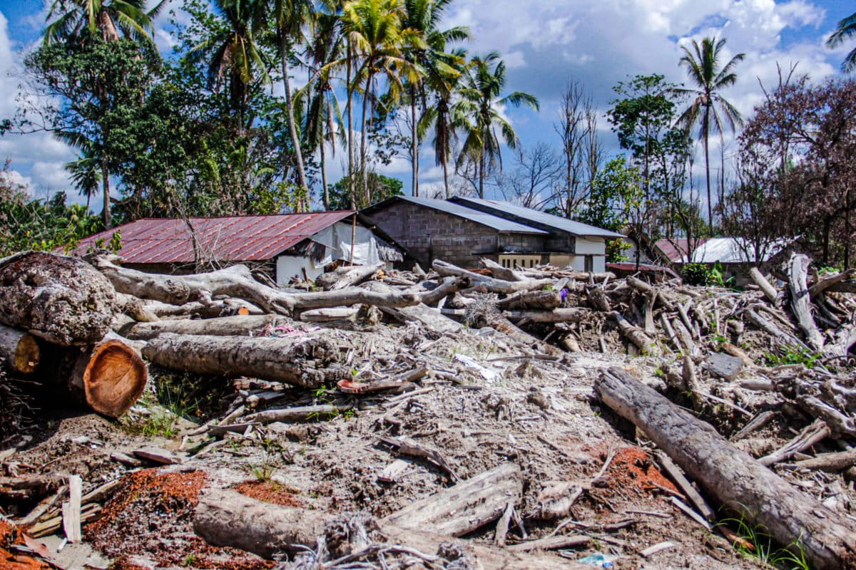Kondisi pemukiman di sekitaran bantaran Sungai Radda, yang masih tetap porak poranda. Dalam skema mitigasi, kawasan ini diyatakan sebagai zona merah yang tak layak mukim. Foto: Eko Rusdianto/ Mongabay Indonesia