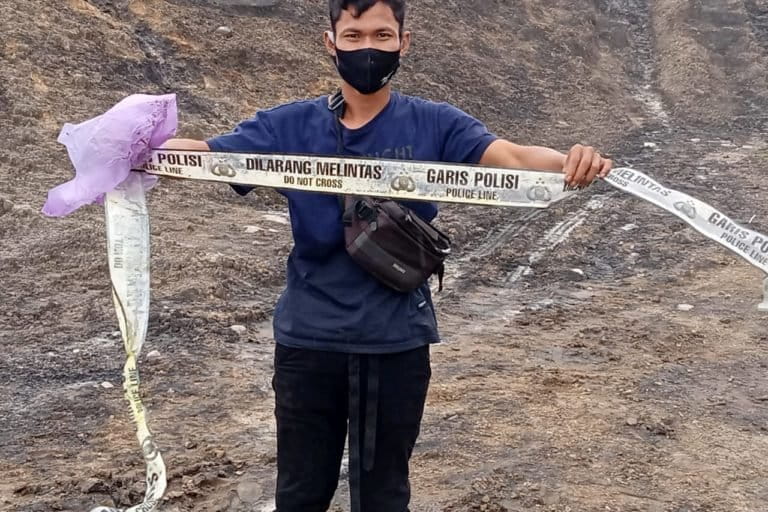 Lokasi tumpukan limbah sudah diberi police line. Warga berharap, persoalan limbah sawit ini segera teratasi. Foto: Lilik Yuliantoro