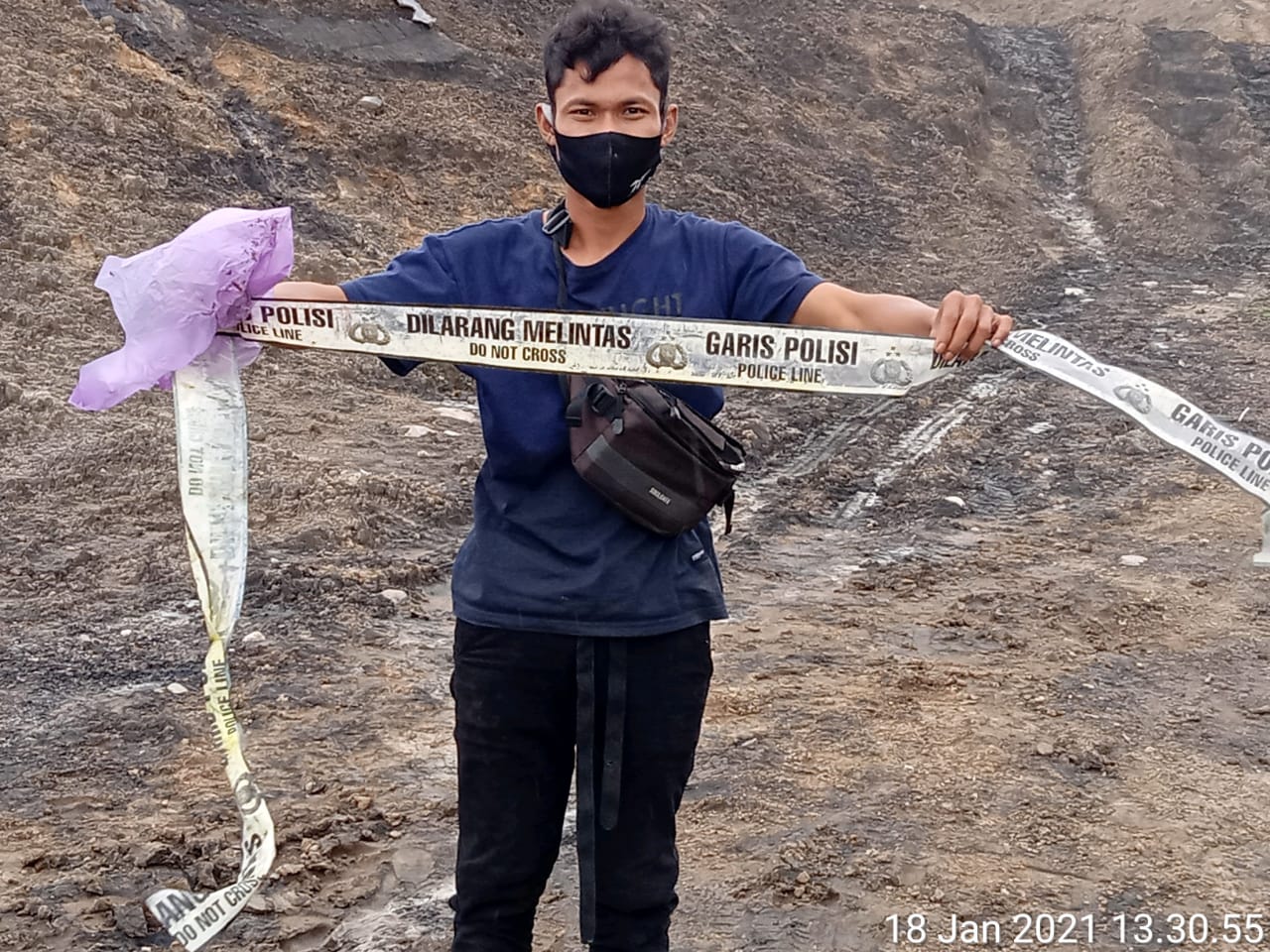 Lokasi tumpukan limbah sudah diberi police line. Warga berharap, persoalan limbah sawit ini segera teratasi. Foto: Lilik Yuliantoro