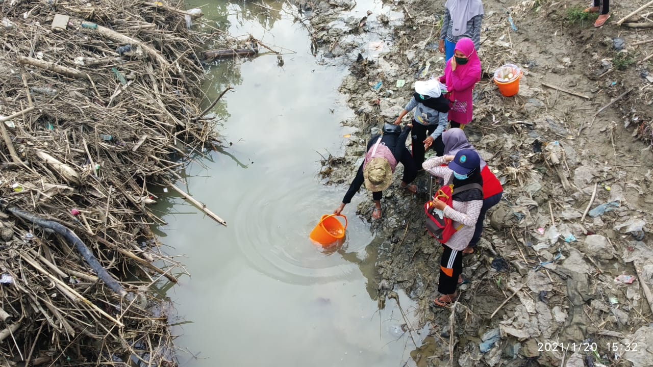 Pengambilan sampel di Kali Marmoyo, anak Sungai Brantas. Foto: Ecoton