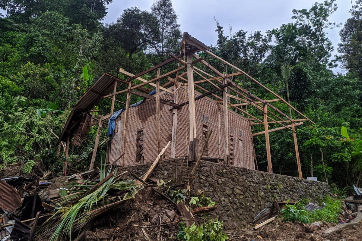 Sisa-sisa rumah Manna. Foto: Agus Mawan/ Mongabay Indonesia