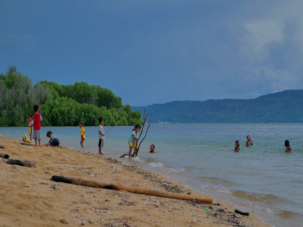 Anak-anak Kampung Luwuk, Desa Satar Punda, Kecamatan Lamba Leda, Kabupaten Manggarai Timur,NTT sedang bermain di pantai yang tak jauh dari pemukiman.Foto : Ebed de Rosary/Mongabay Indonesia.