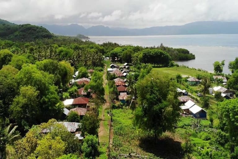 Perumahan warga di Kampung Luwuk, Desa Satar Punda, Kecamatan Lamba Leda, Kabupaten Manggarai Timur, NTT yang berada di dekat pantai utara laut Flores.Foto : Ebed de Rosary/Mongabay Indonesia.