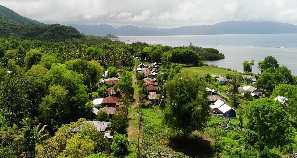 Perumahan warga di Kampung Luwuk, Desa Satar Punda, Kecamatan Lamba Leda, Kabupaten Manggarai Timur, NTT yang berada di dekat pantai utara laut Flores.Foto : Ebed de Rosary/Mongabay Indonesia.