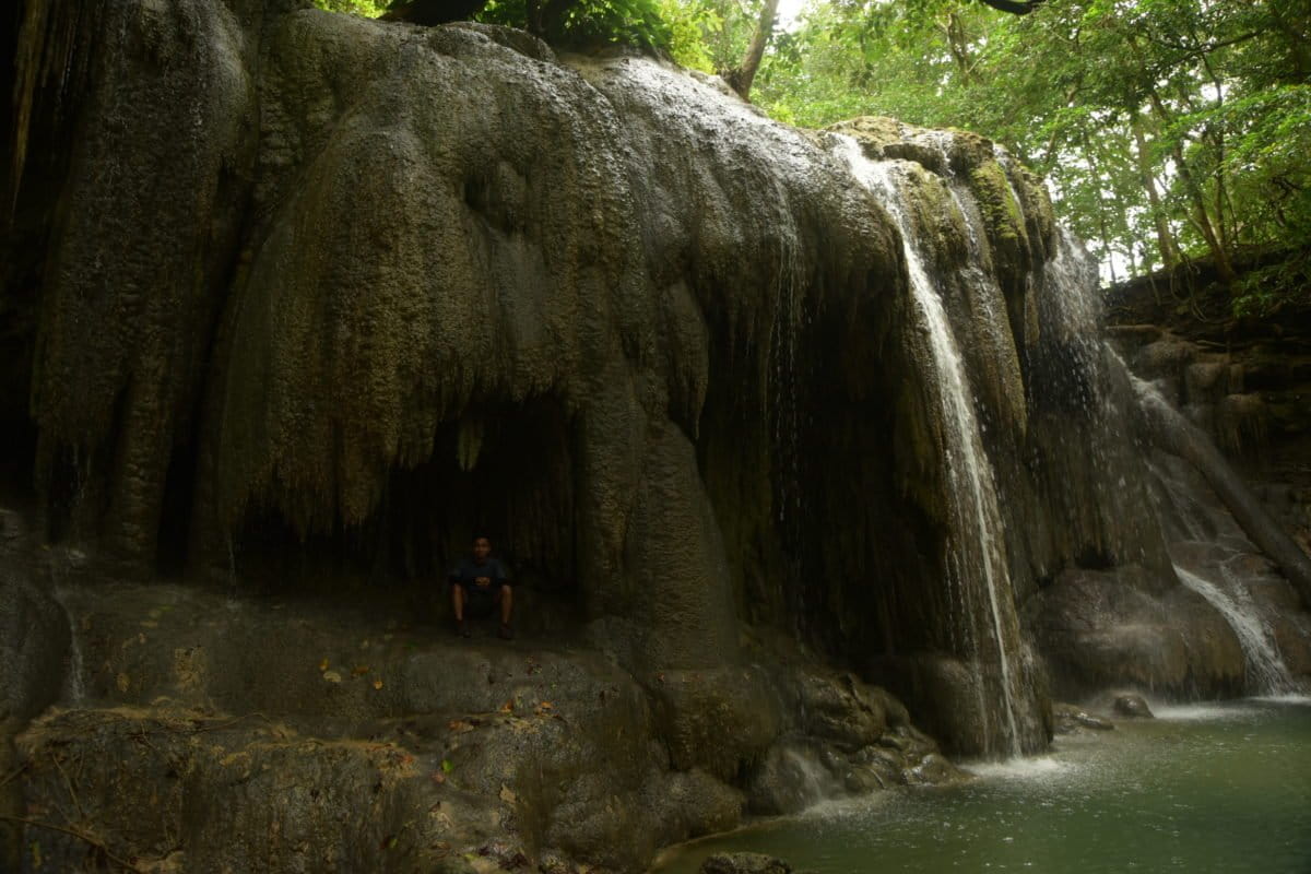 Air terjun Mata Jitu di Desa Labuhan Aji, Pulau Moyo, Sumbawa menjadi destinasi andalan Pulau Sumbawa. Terkenal karena pernah dikunjungi Lady Diana. Kondisi debit air yang kecil diduga dipengaruhi oleh tutupan hutan yang semakin berkurang. Foto: Fathul Rakhman/Mongabay Indonesia