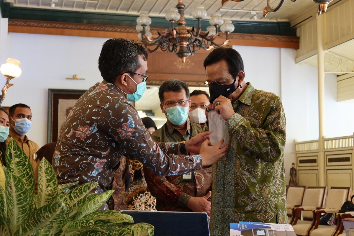 Gubernur DIY Sri Sultan Hamengkubuwono X mencoba GeNose didampingi coinventor, Dian Kesumapramudya Nurputra. Foto: dokumen humas UGM