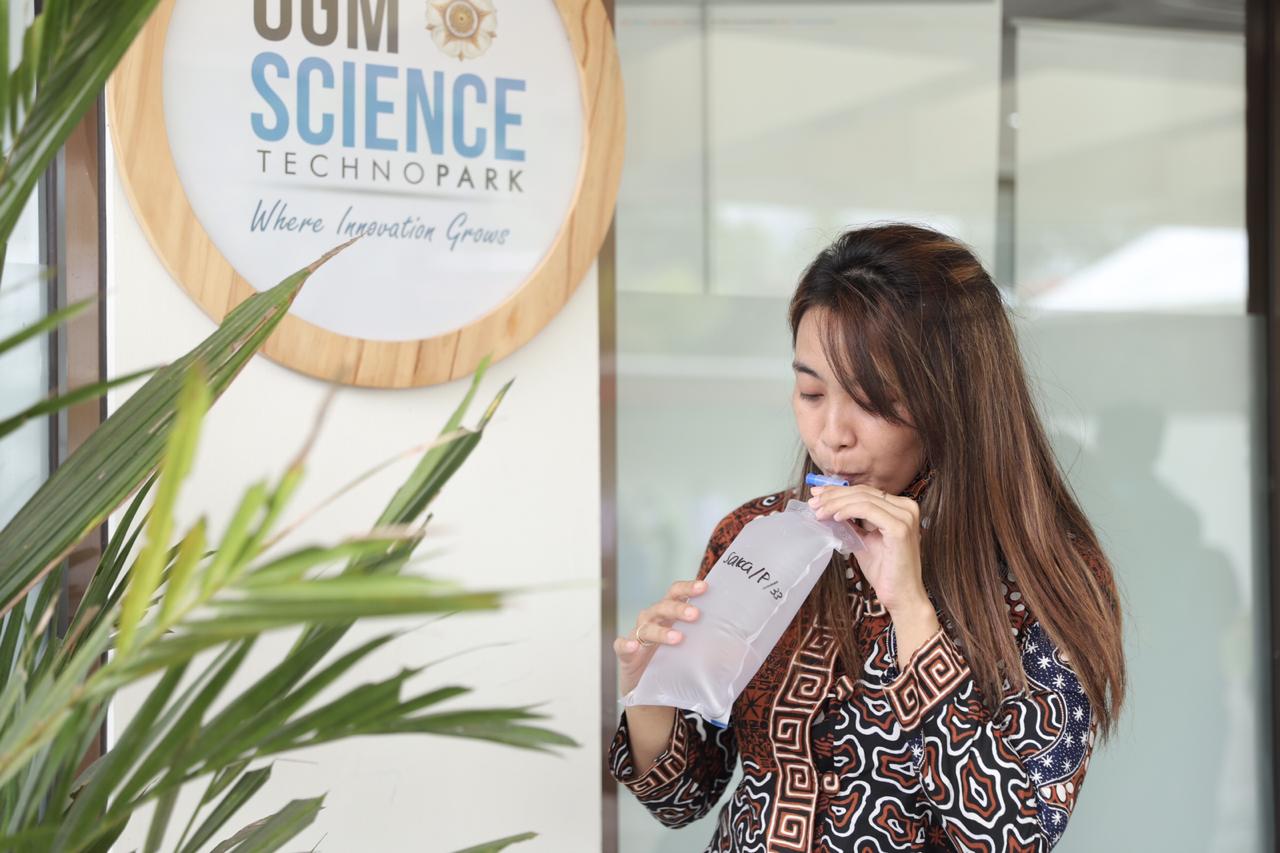 Seseorang cukup meniupkan napas ke dalam kantong untuk deteksi cepat dengan GeNose. Doto: dokumen Humas UGM February 4, 2021