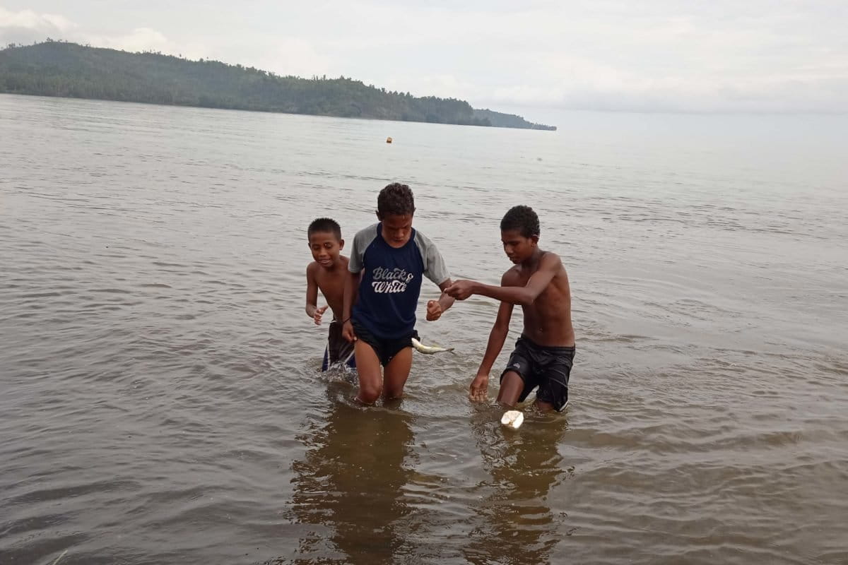 Anak anak desa Waleh yg bermain di tepi pantai Desa Wale. Foto: Mahmud Ichi/ Mongabay Indonesia.